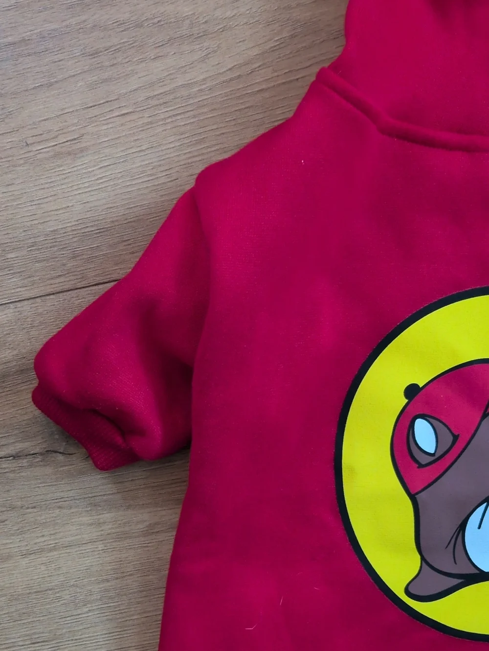 Vibrant Red Dog Hoodie with Playful Buc-ee's Mascot Graphic Size L